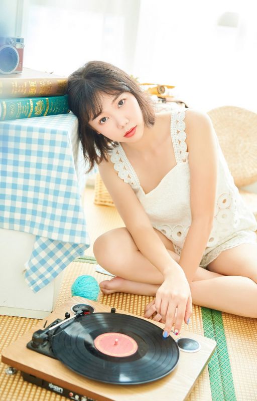甜美女孩短发吊带裙诱人白嫩玉足写真
