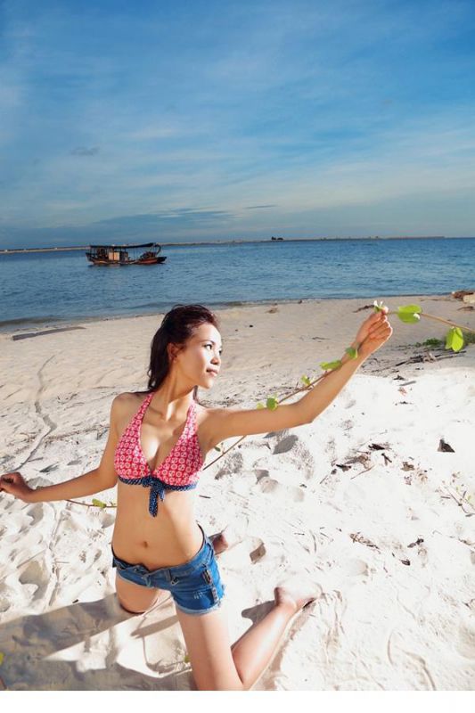 性感美女海边热辣比基尼写真