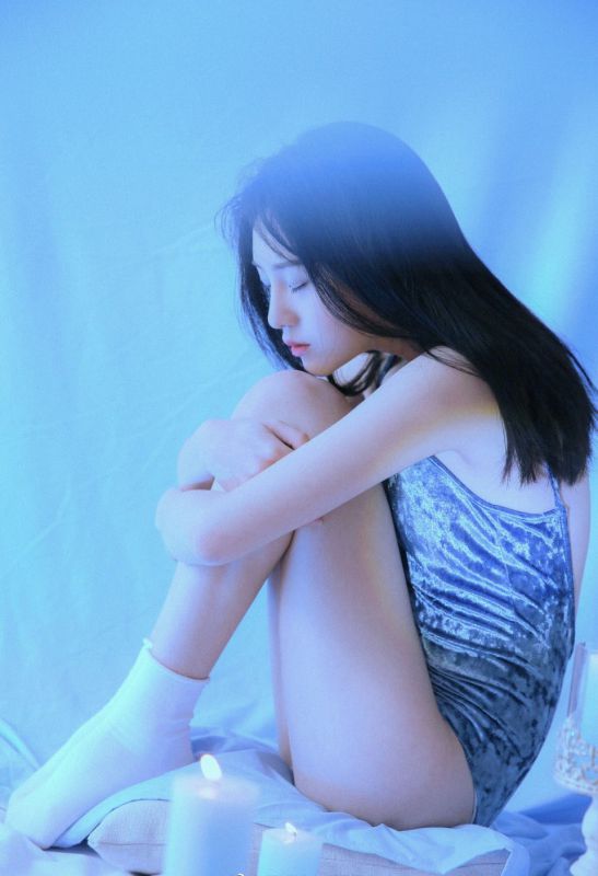 妖娆冷艳女孩酥胸美腿翘臀诱惑写真