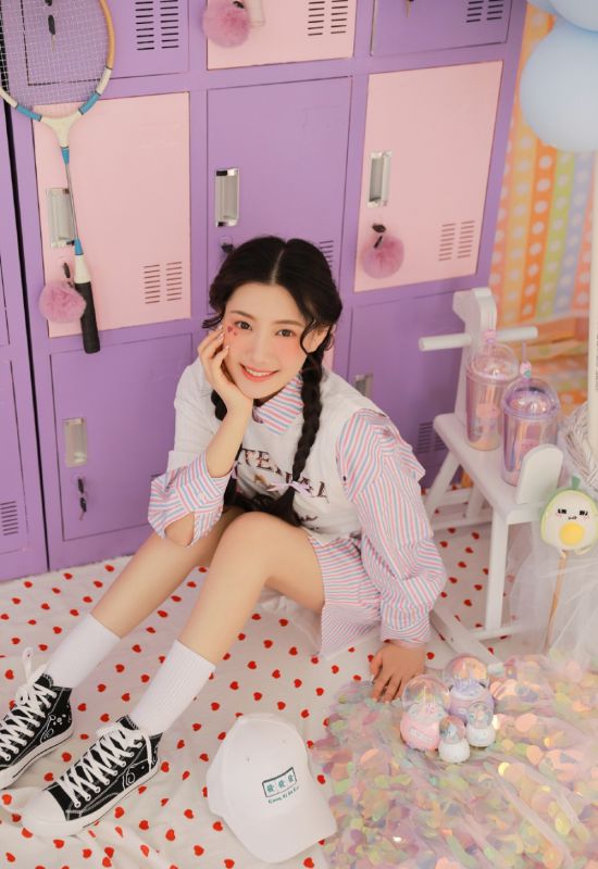 邻家麻花辫美女火辣身姿把大长腿张开直勾魂写真