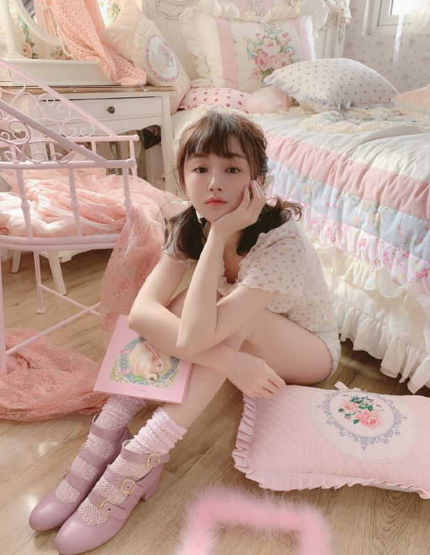 极品美女萝莉私房吊带内衣床上翘臀风骚火辣性感写真