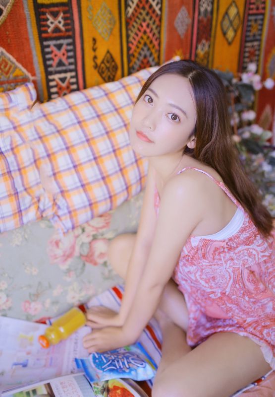 长发美少女抚媚香艳白嫩女神写真