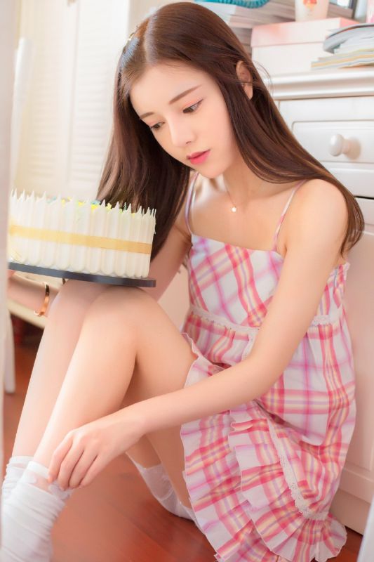 公主系少女私房美腿诱人可爱萝莉写真