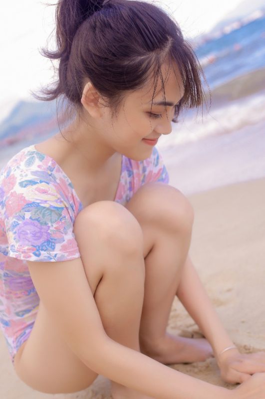 湿身萝莉美腿酥胸裸足吹泡泡性感风骚写真