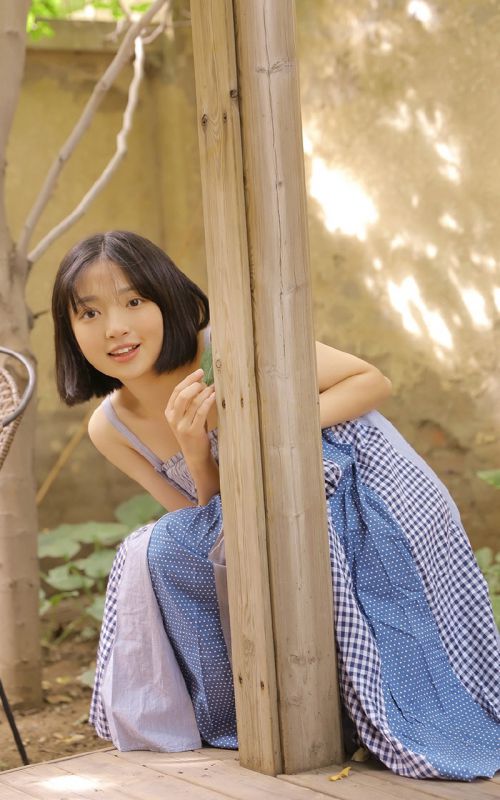 短发少女稚嫩可爱撩人居家酥胸长腿诱惑写真