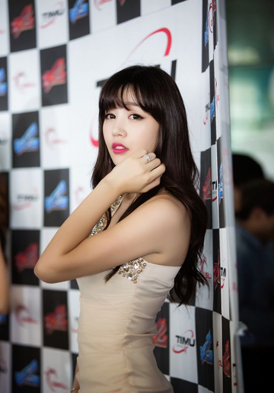 韩国美女车模洪智妍身材凹凸有致