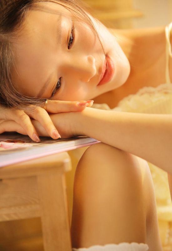 极品尤物美少女黄色吊带短裤美女性感图片