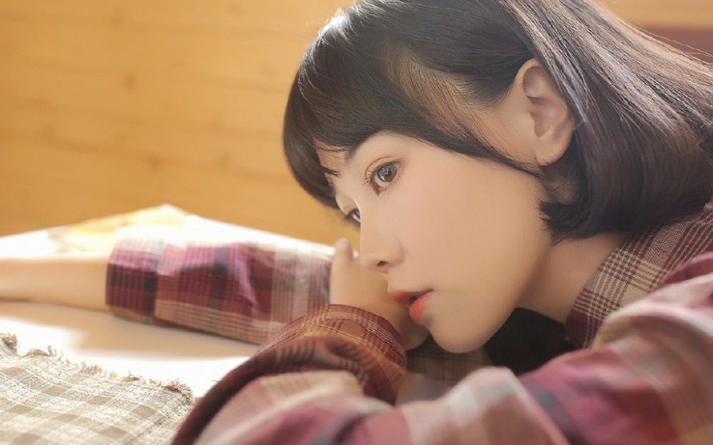 文学少女学生妹室内牛仔背带裤清纯写真