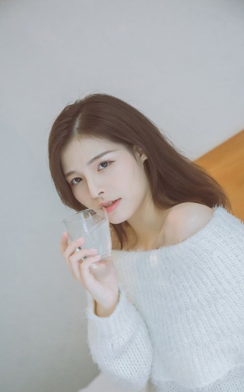 清纯氧气美女露肩床上诱人108种姿势写真图片