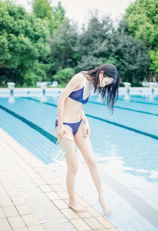 蓝色泳衣装美女诱人比基尼户外性感美女图片