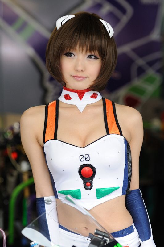 性感车模水谷望爱大秀迷人乳沟