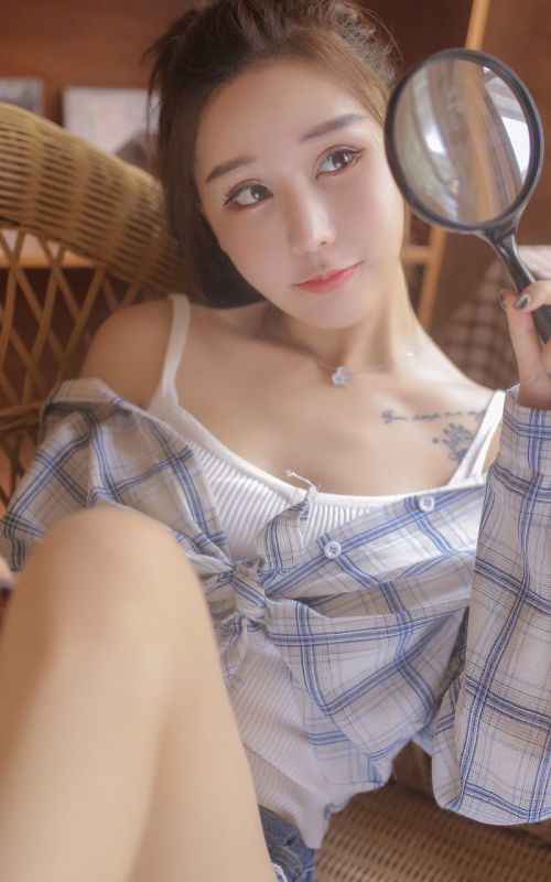 清雅娇俏美女模特吊带露肩大胆妖娆美腿写真