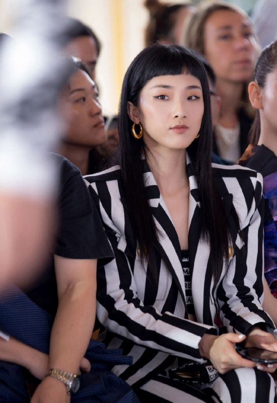 个性美女模特西装干练帅气邪魅明星写真图片