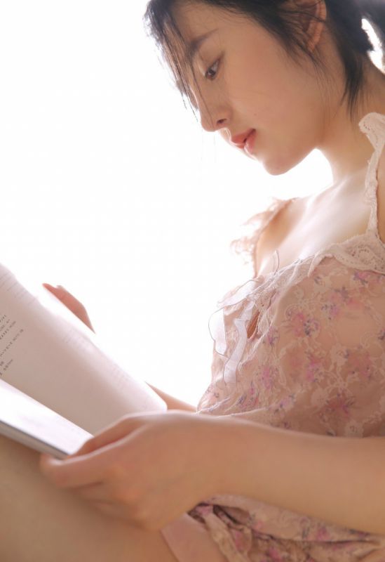 单马尾白嫩少女酥胸丰韵身材性感火辣写真