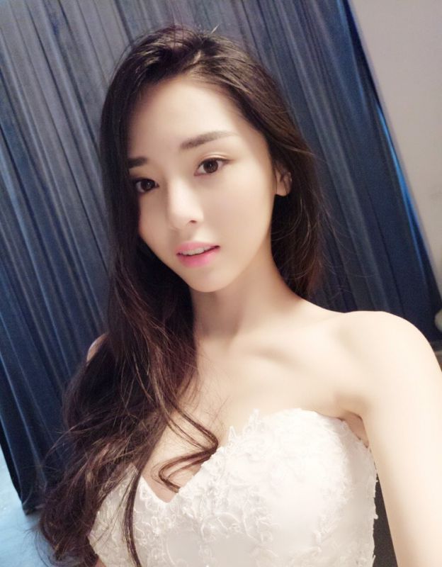极品网红美女酥胸深沟情趣制服内衣诱惑图片
