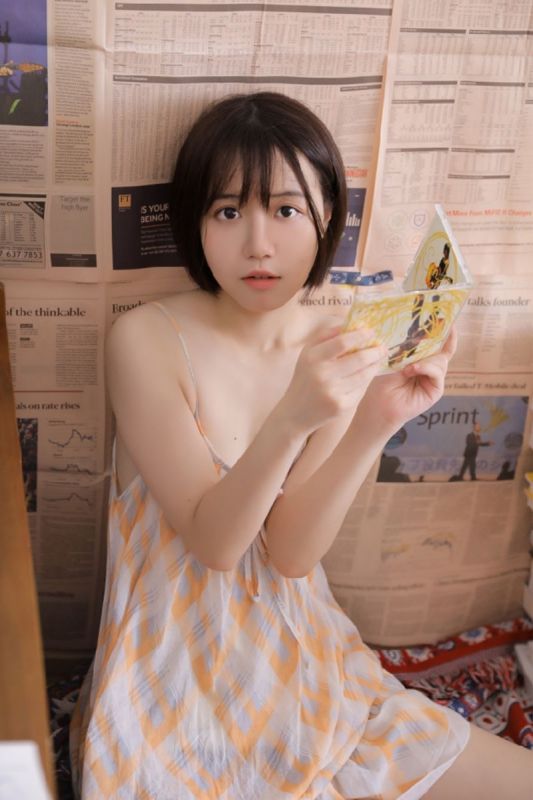 吊带短发女孩真空无内衣丰盈深沟诱惑性感图片