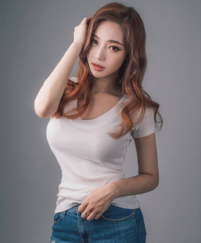 混血美女模特长发性感美腿热裤写真