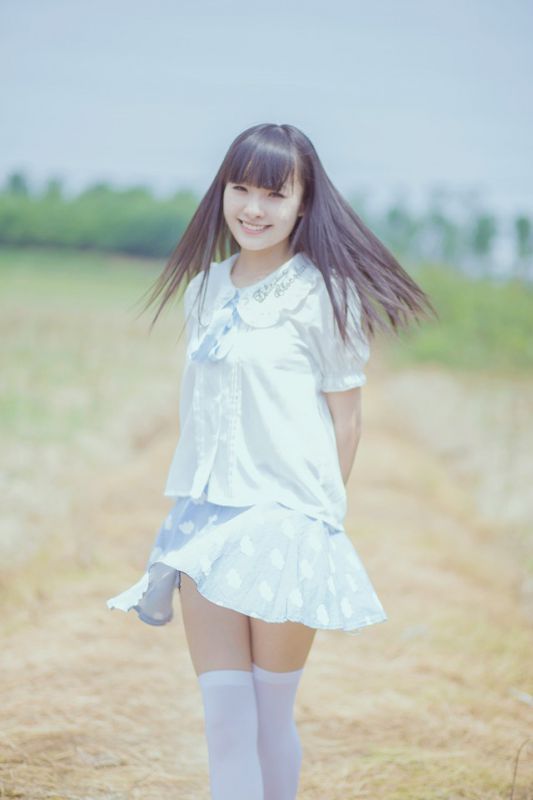 日系美女户外短裙写真笑容甜美迷人