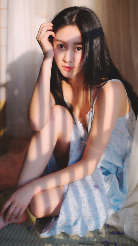清新美女室内唯美写真图片
