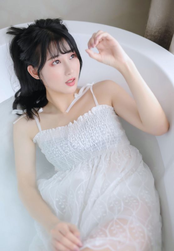 元气少女洗澡湿身惹火姿态风骚写真图片