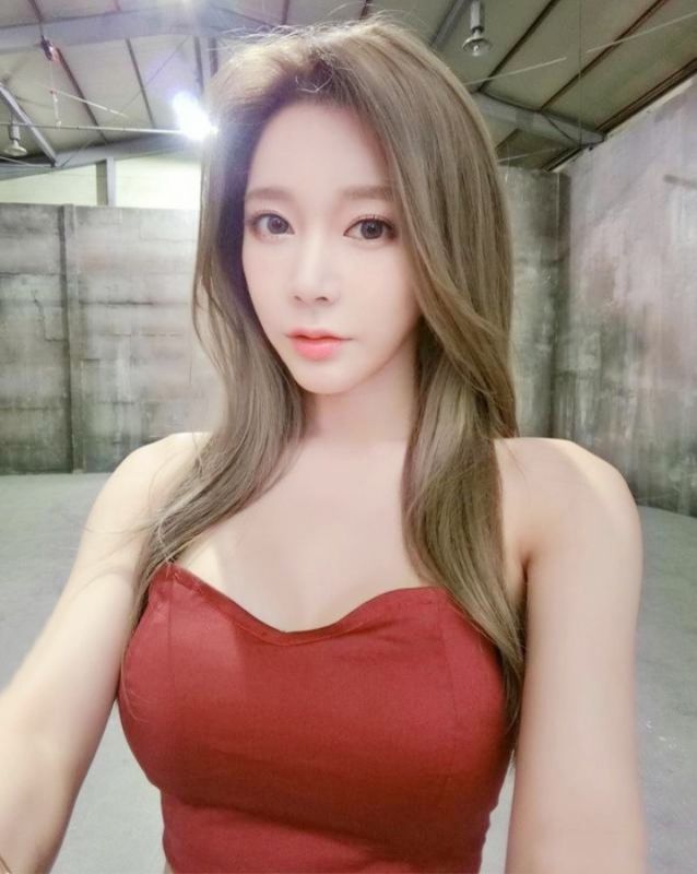 网络美女红人火辣巨乳风骚抚媚性感图片