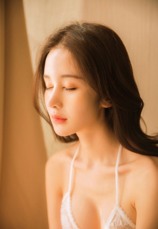 氧气少女丰韵大奶性感火辣露背写真