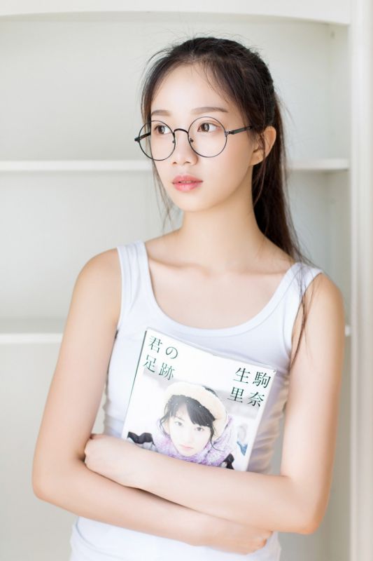 清纯眼镜美少女连体泳衣萝莉诱惑写真