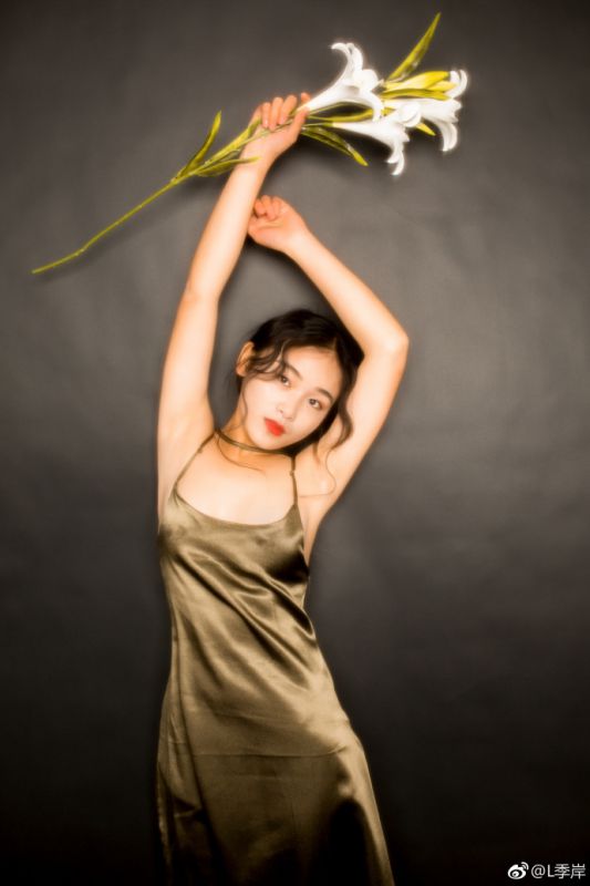 礼仪美女香槟色露肩长裙成熟性感抚媚写真