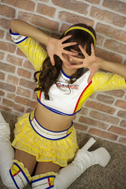 日本赛车女郎安田七奈私房美照可爱迷人