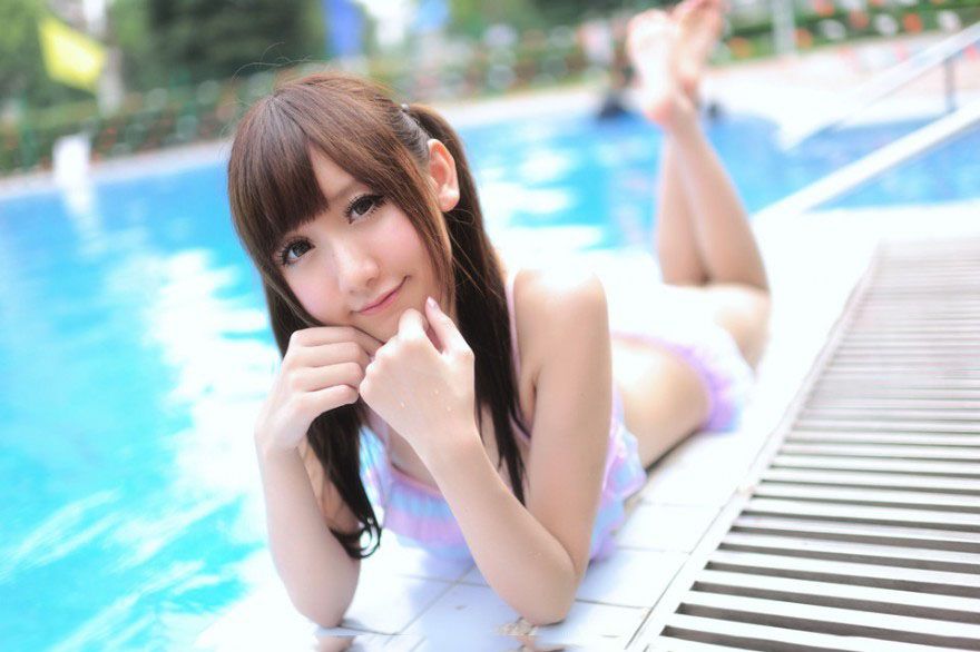 90后美女泳池比基尼诱惑写真集