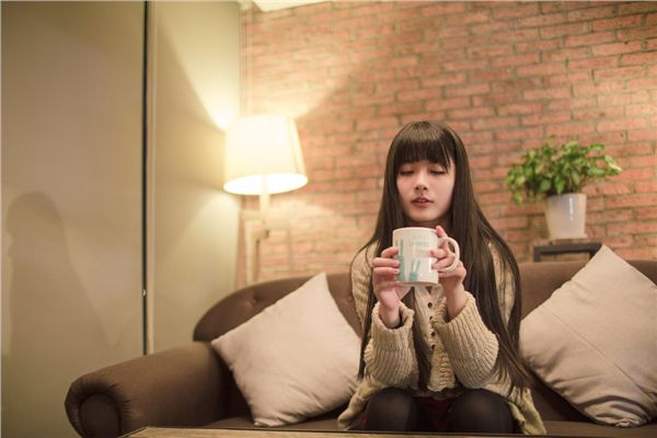 咖啡馆邂逅90后萌妹子