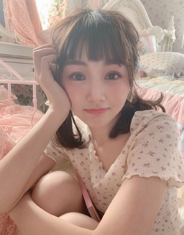 极品美女萝莉私房吊带内衣床上翘臀风骚火辣性感写真