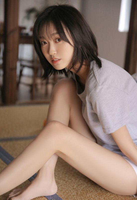 长腿美女火辣极品身材校花公车人体艺术写真图片