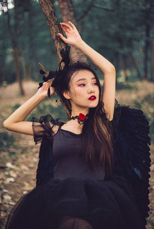 冷艳神秘红唇美女御姐森林系个人写真艺术性感图片