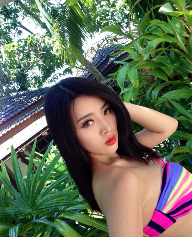 世界小姐余薇薇泳池比基尼湿身照