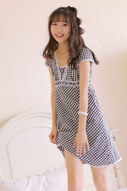 甜美女孩私房床上撩裙萝莉诱惑写真