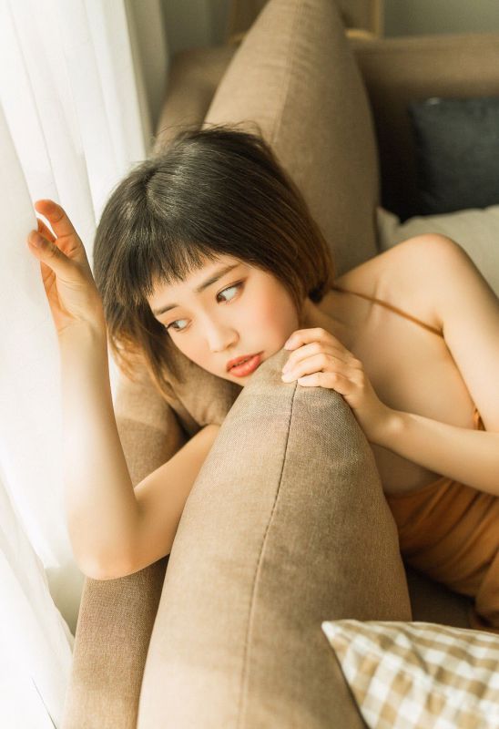 吊带裙短发少女唯美丰韵美腿写真