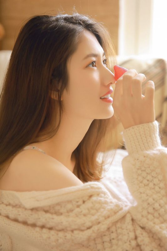 成熟御姐人妻美女吊带巨乳深沟性感诱惑图片