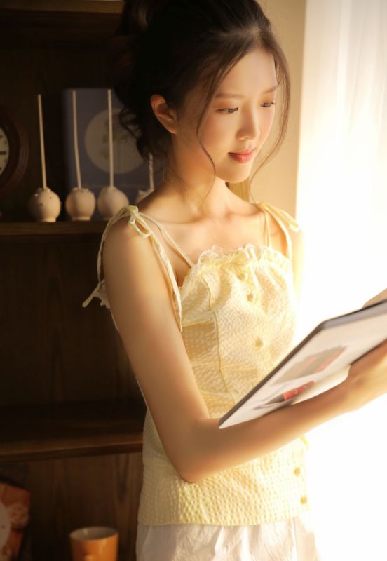 极品尤物美少女黄色吊带短裤美女性感图片