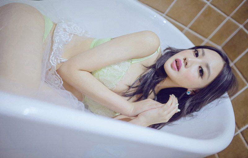 比基尼美女方舒霖浴缸诱人写真集