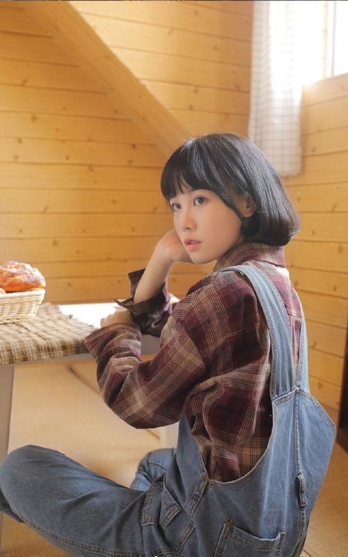 文学少女学生妹室内牛仔背带裤清纯写真