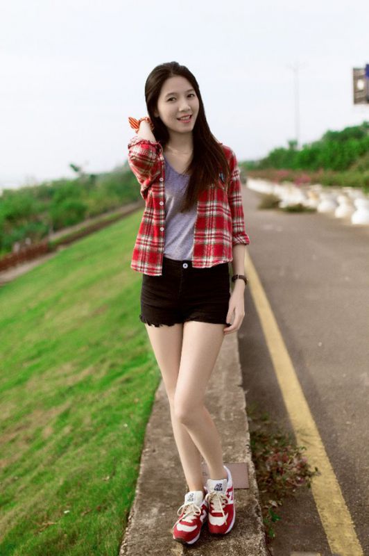 清纯女生夏日迷人街拍