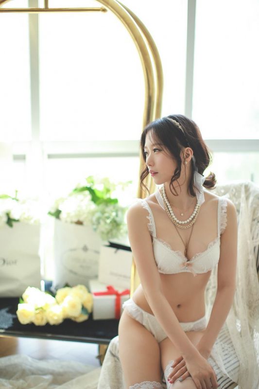 蕾丝内衣美女模特风情诱人的私房艺术照片