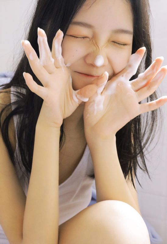 极品女神气质白嫩美女吊带露肩背心诱惑性感写真