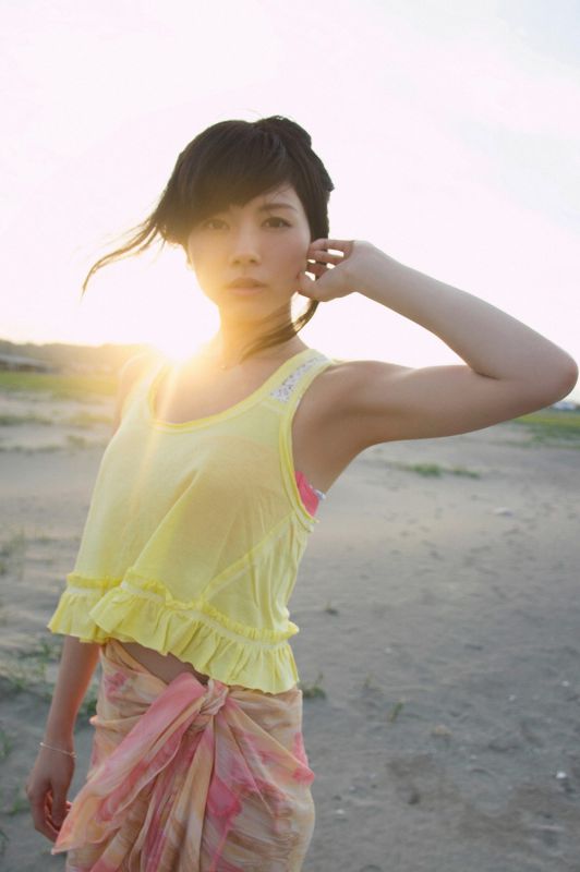 日本90后美女松川佑依子清新外拍