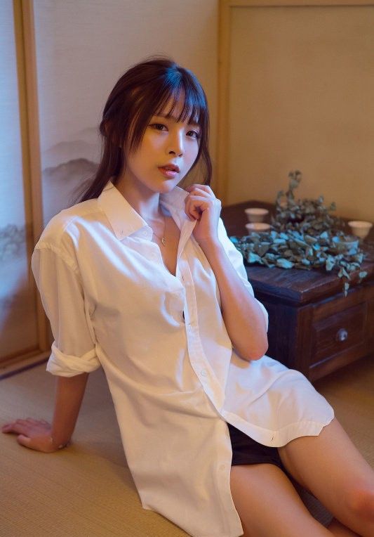 邻家美女真空开胸翘臀长腿女人脱内衣极度隐私写真
