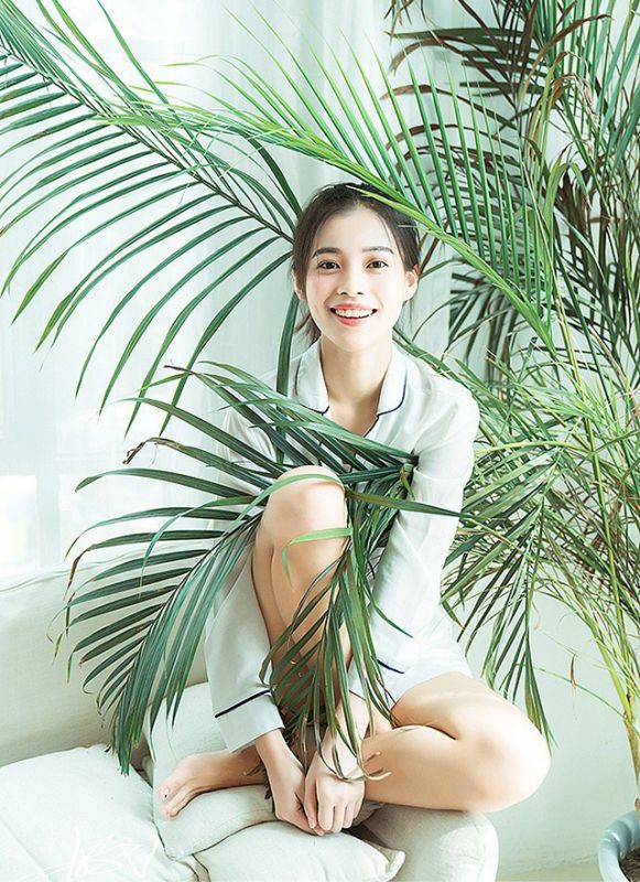 邻家素人美女甜美笑容放纵大胆喝酒性感撩人写真