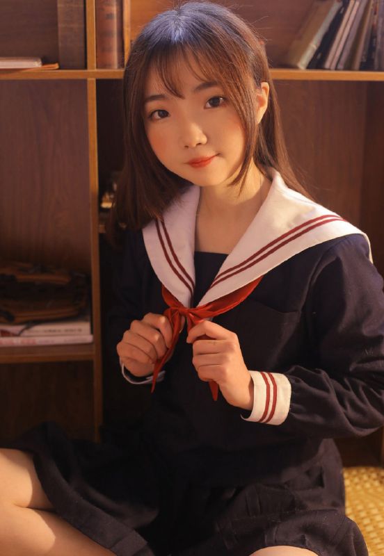 日系校园美女水手制服养眼火辣吸晴美腿写真