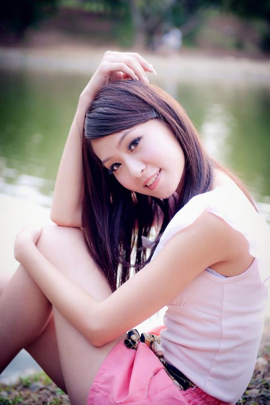 街拍大眼清纯校花美腿写真