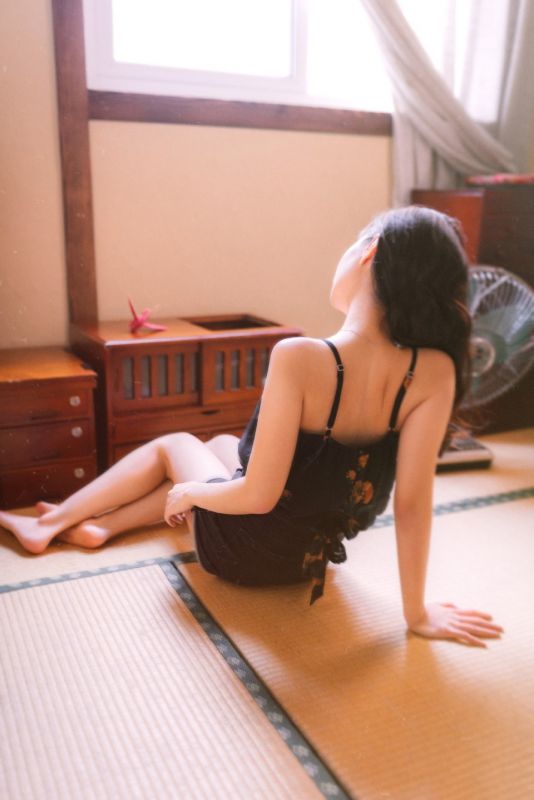 冷艳御姐香艳私房长腿诱人美女写真图片